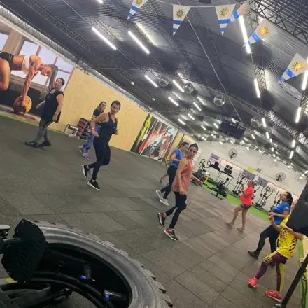 Clase de funcional en el salón de Golden Gym Zona Este