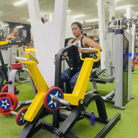 Máquina de palanca amarilla en Golden Gym