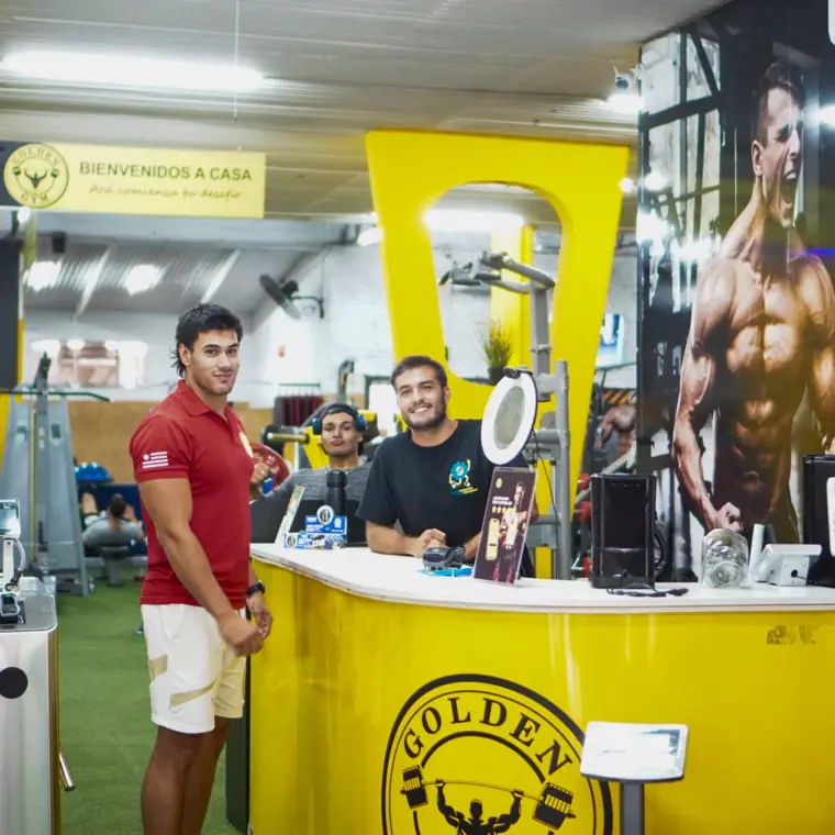 Recepción amarilla de Golden Gym con dos profes
