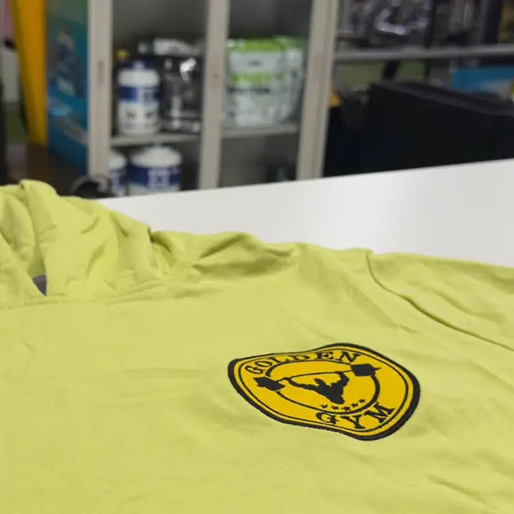 Canguro de Golden Gym con el escudo bordado en el pecho